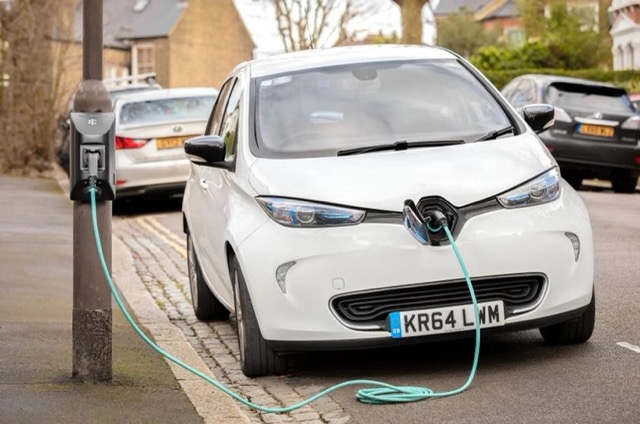 15570_a-char-gy-lamppost-charger-in-barnet Medium.jpg